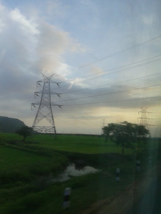 Parcours de golf verdoyant au lever du soleil au printemps