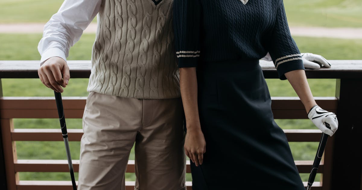 Couple de golfeurs en tenue élégante sur un parcours