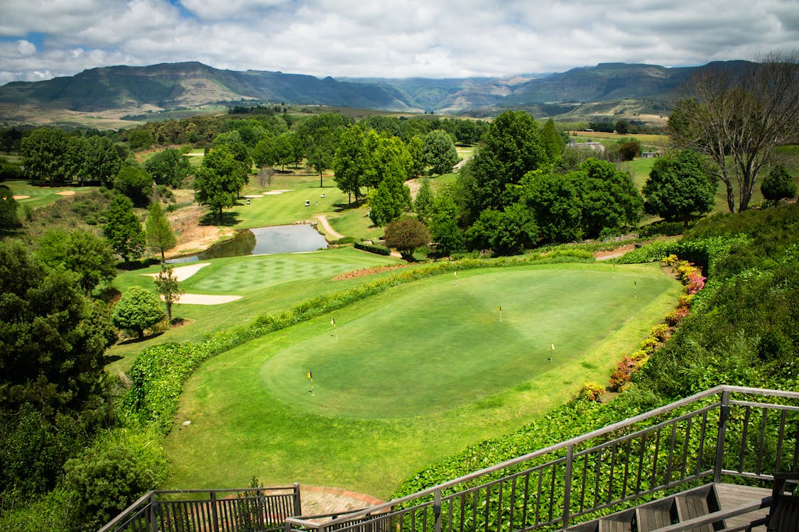 Vue aérienne d'un parcours de golf vallonné avec greens et fairways