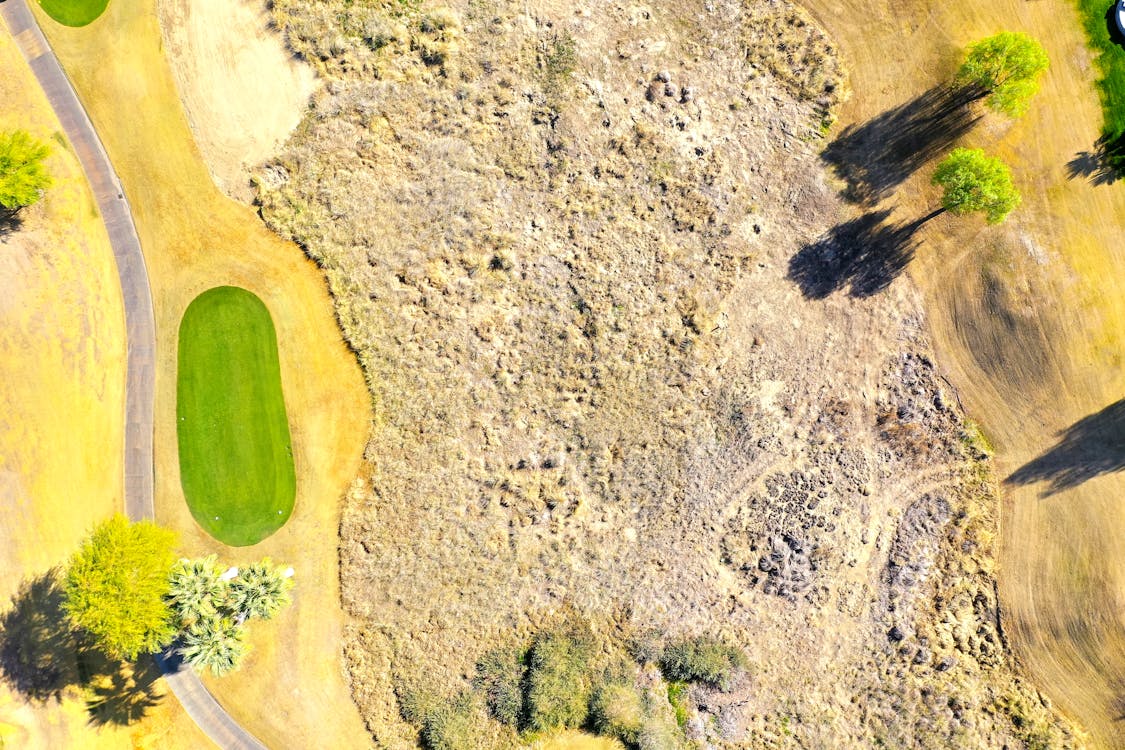 Vue aérienne d'un parcours de golf avec textures de greens et fairways